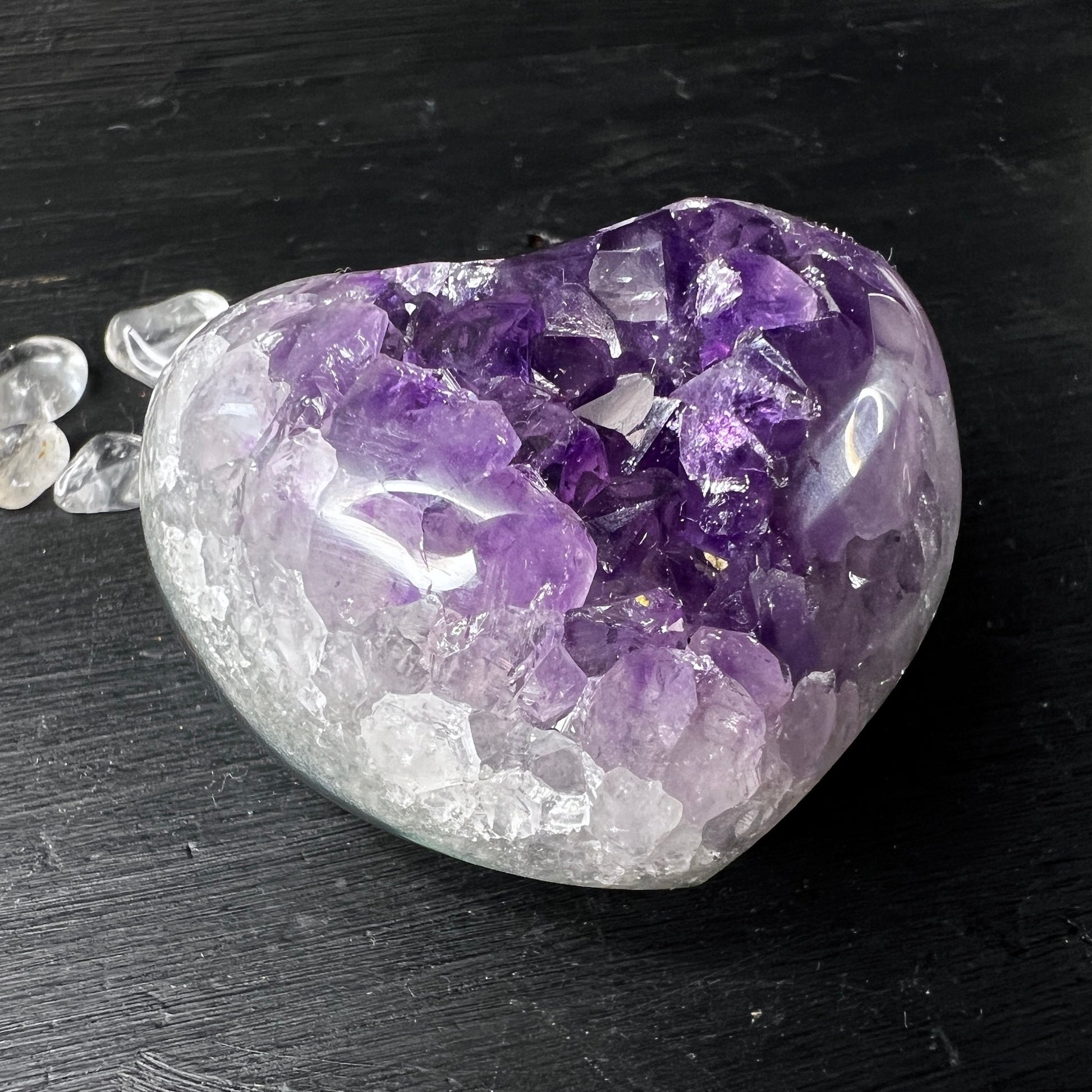 Das Amethystherz ist poliert und liegt sanft in der Hand. Die Unterseite ist teilpoliert.  Größe: 53x49mm. Rechte Seite. | Happy Minerals