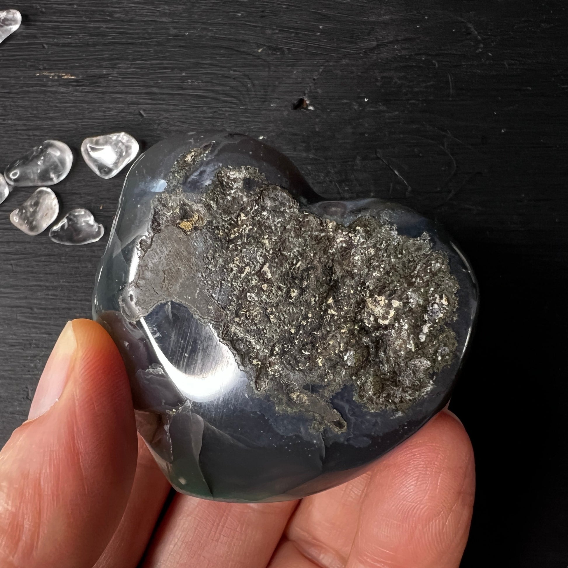 Das Amethystherz ist poliert und liegt sanft in der Hand. Die Unterseite ist teilpoliert.  Größe: 53x49mm. Unterseite. | Happy Minerals