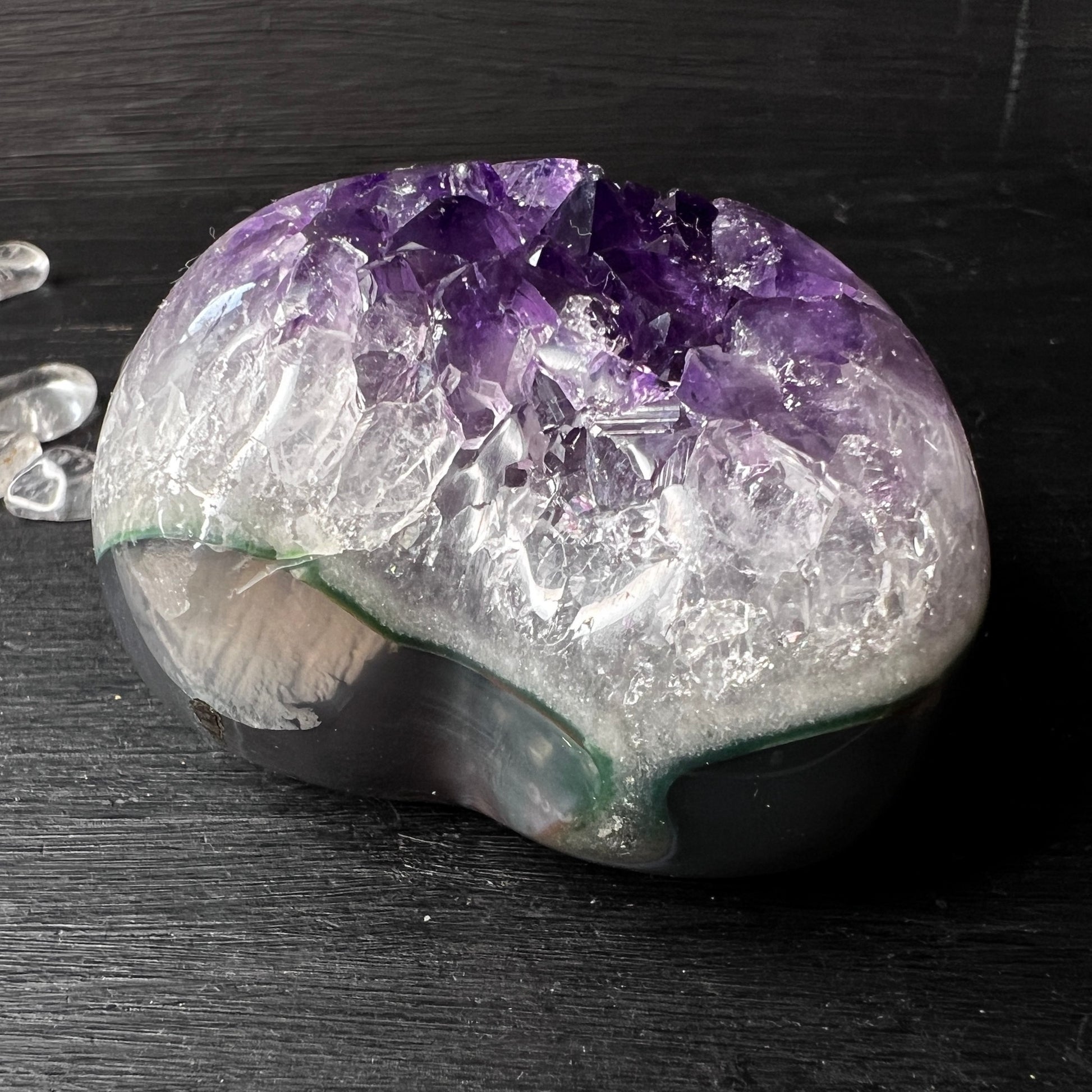 Das Amethystherz ist poliert und liegt sanft in der Hand. Die Unterseite ist teilpoliert.  Größe: 53x49mm. Von oben. | Happy Minerals