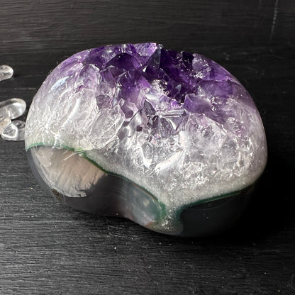 Das Amethystherz ist poliert und liegt sanft in der Hand. Die Unterseite ist teilpoliert.  Größe: 53x49mm. Von oben. | Happy Minerals