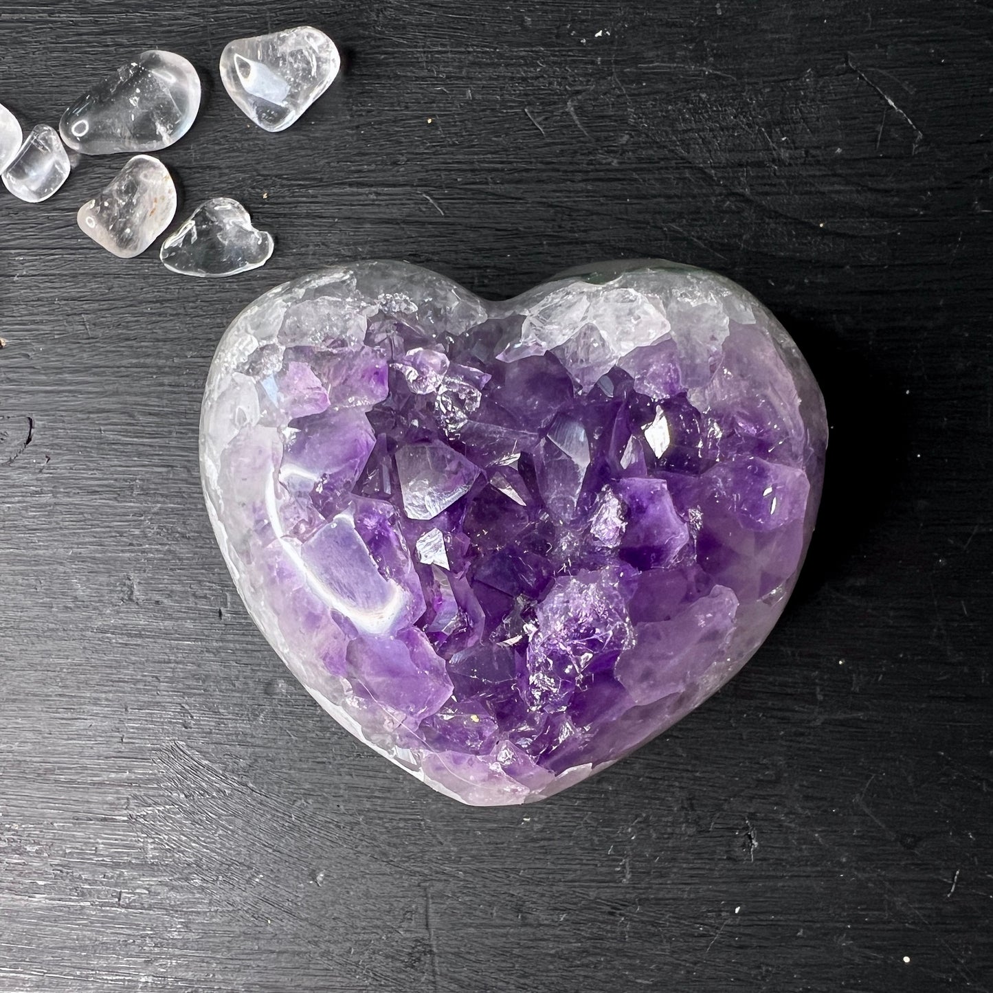 Das Amethystherz ist poliert und liegt sanft in der Hand. Die Unterseite ist teilpoliert.  Größe: 53x49mm Gewicht: 122g | Happy Minerals