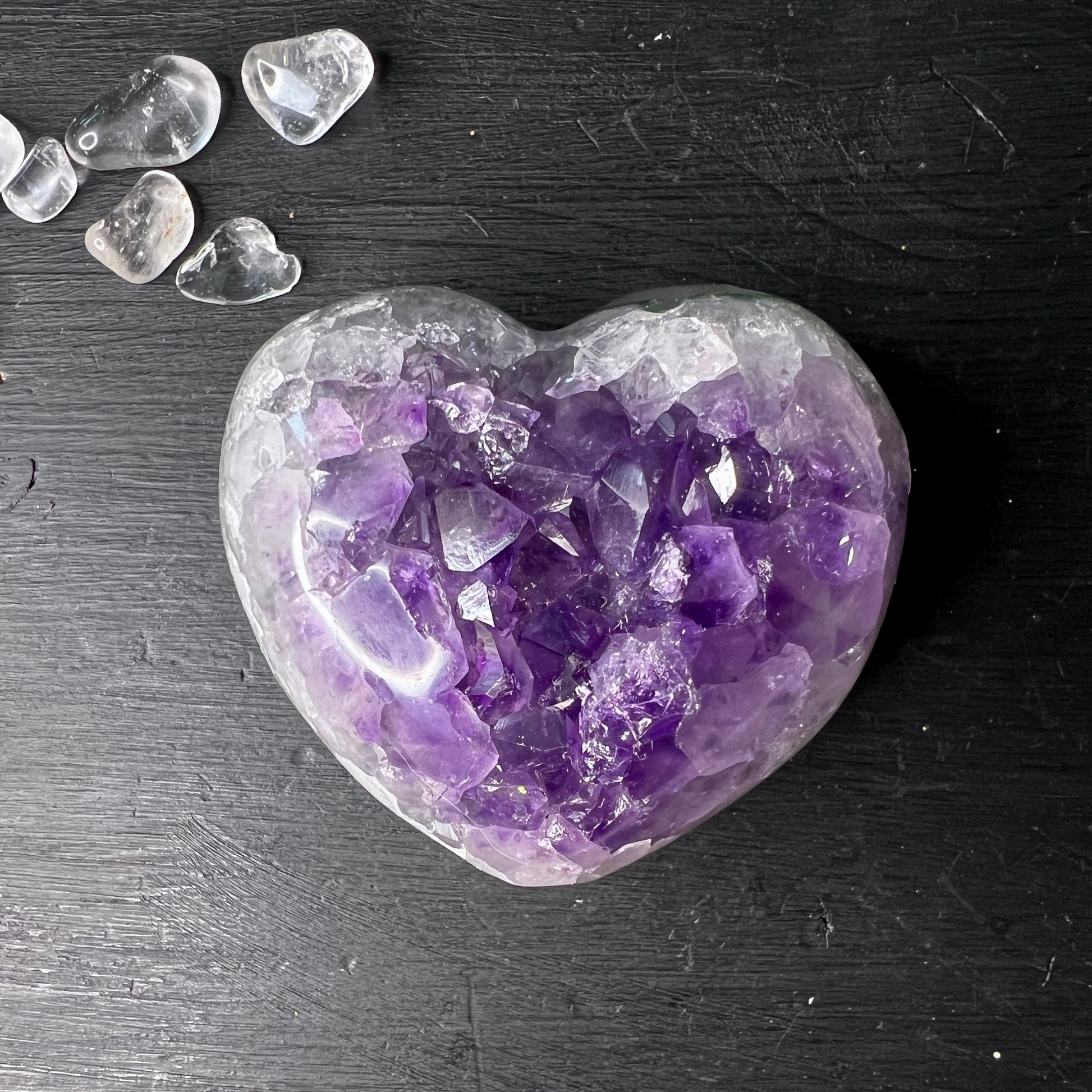 Das Amethystherz ist poliert und liegt sanft in der Hand. Die Unterseite ist teilpoliert.  Größe: 53x49mm Gewicht: 122g | Happy Minerals