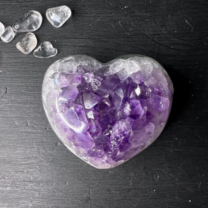 Das Amethystherz ist poliert und liegt sanft in der Hand. Die Unterseite ist teilpoliert.  Größe: 53x49mm Gewicht: 122g | Happy Minerals