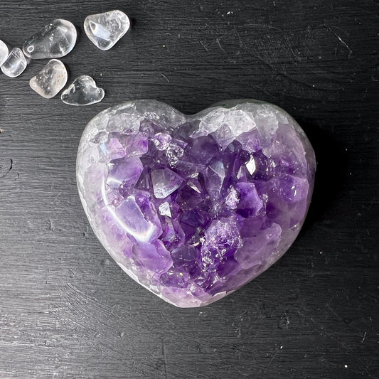 Das Amethystherz ist poliert und liegt sanft in der Hand. Die Unterseite ist teilpoliert.  Größe: 53x49mm Gewicht: 122g | Happy Minerals