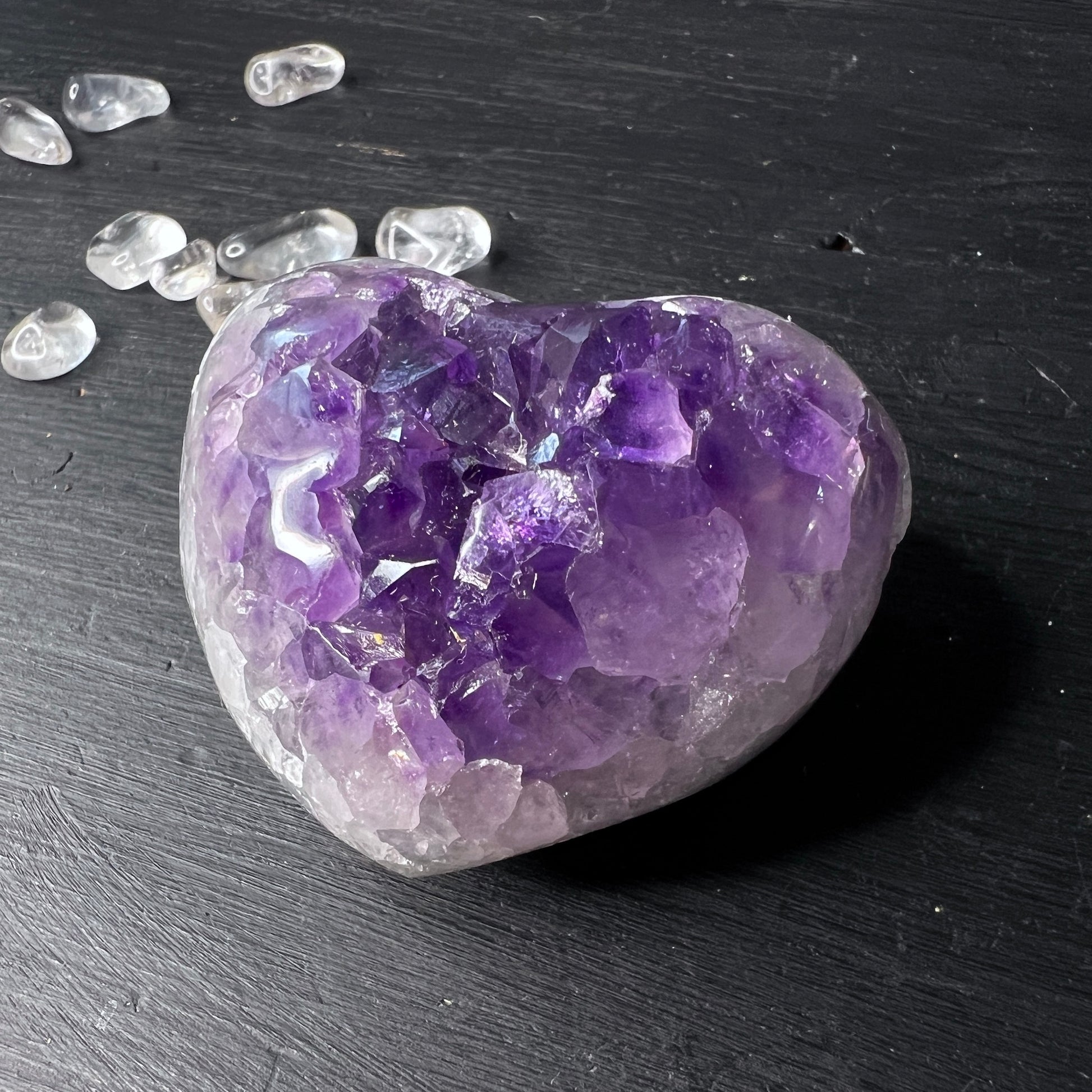 Das Amethystherz ist poliert und liegt sanft in der Hand. Die Unterseite ist teilpoliert.  Größe: 53x49mm seitlich | Happy Minerals