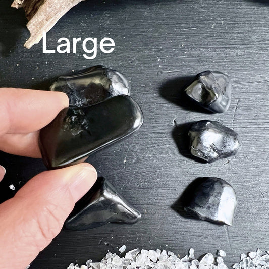 Detailaufnahme Schungit Trommelsteine, L-Size | Happy Minerals