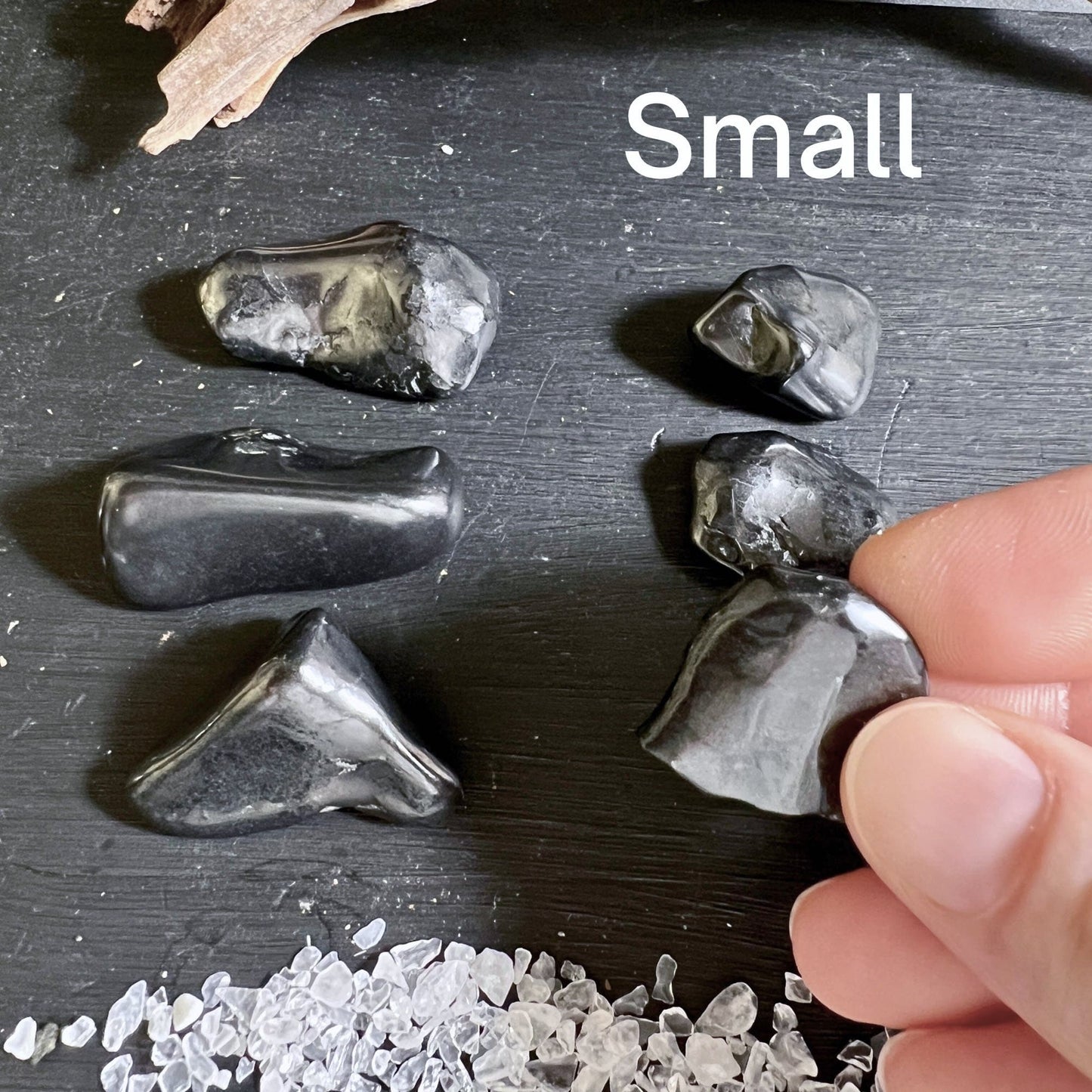 Detailaufnahme Schungit Trommelsteine, M-Size | Happy Minerals