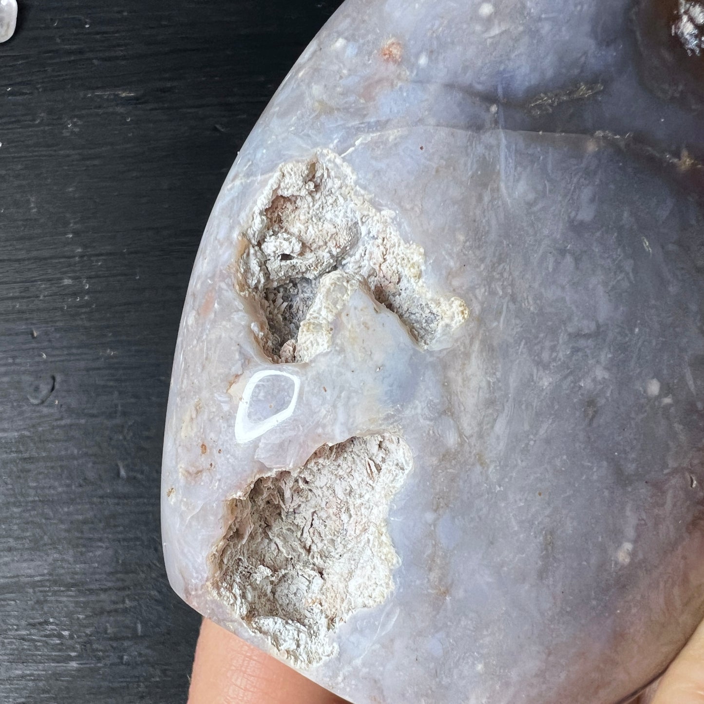 Detailaufnahme der Druzy-Inklusion im lila Chalcedon Kristall | Happy Minerals