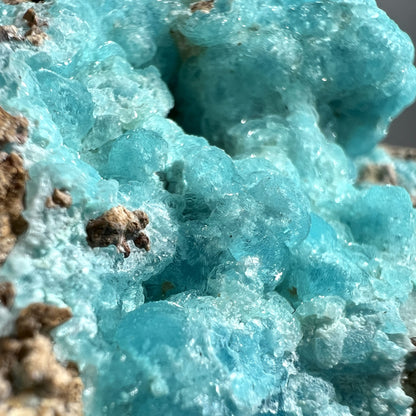 Detailaufnahme eines naturbelassenen Hemimorphits mit funkelnder Spitze, Sammlerstück | Happy Minerals