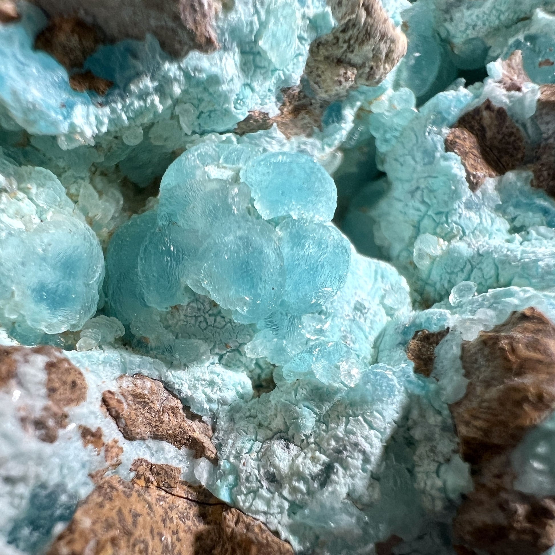 Detailaufnahme eines naturbelassenen Hemimorphits mit funkelnder Spitze, Sammlerstück auf Acrylfuß | Happy Minerals