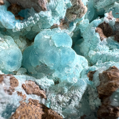 Detailaufnahme eines naturbelassenen Hemimorphits mit funkelnder Spitze, Sammlerstück auf Acrylfuß | Happy Minerals