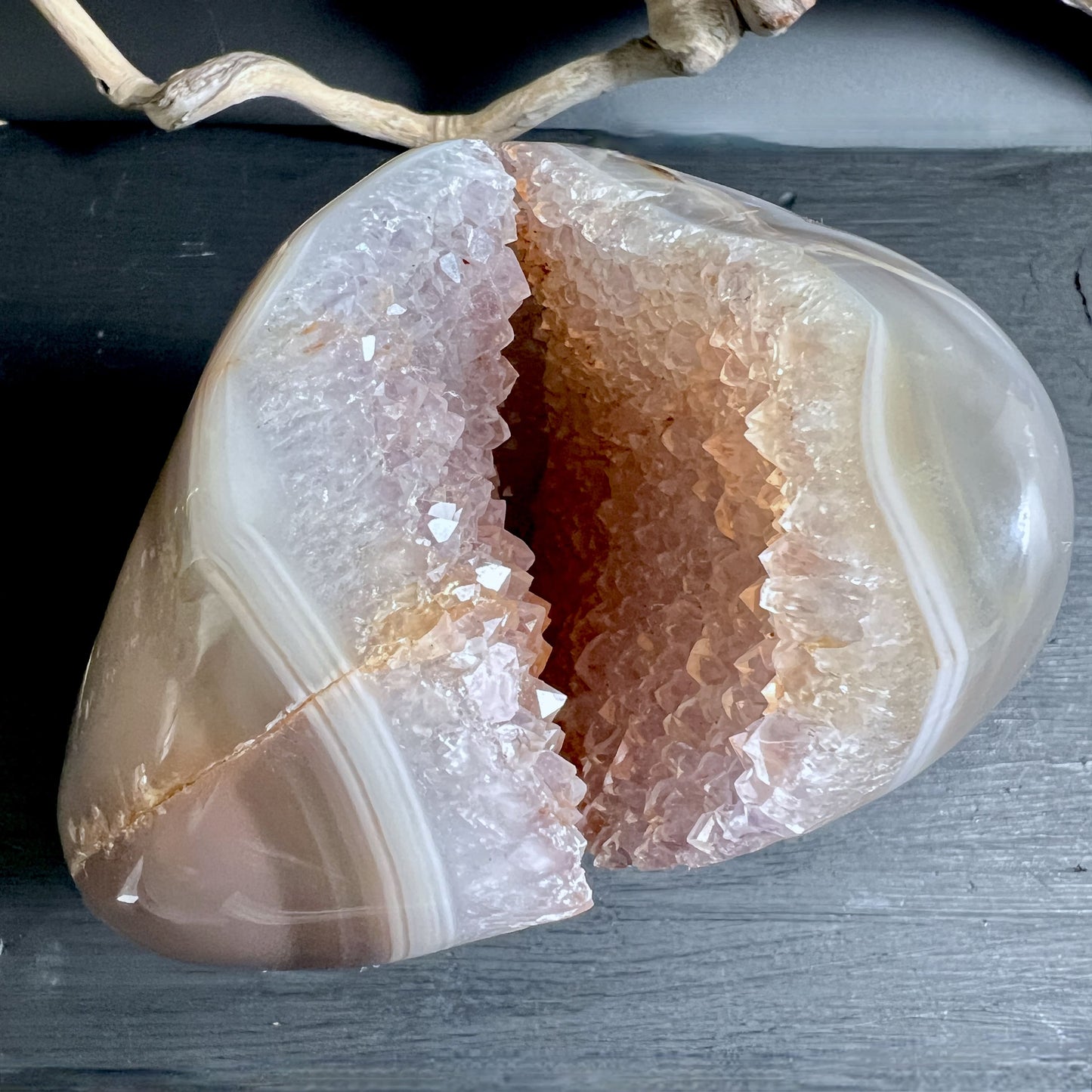 Detailfoto der glitzernden Amethyst-Druse mit goldorangefarbenem Limonit im Inneren | Happy Minerals