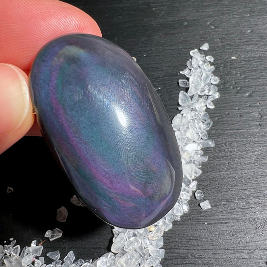 Dieser Regenbogenobsidian Anhänger ist ein echter Hingucker! Seine tiefschwarze Farbe wird von faszinierenden Regenbogenschimmern durchzogen, die bei Lichteinfall ihre volle Pracht entfalten.  | Happy Minerals