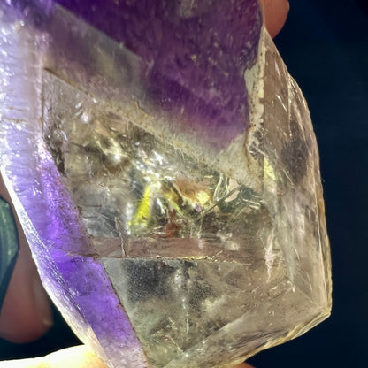 Dream Coat Amethyst-Citrin Rohkristall Spitze im Licht | Happy Minerals