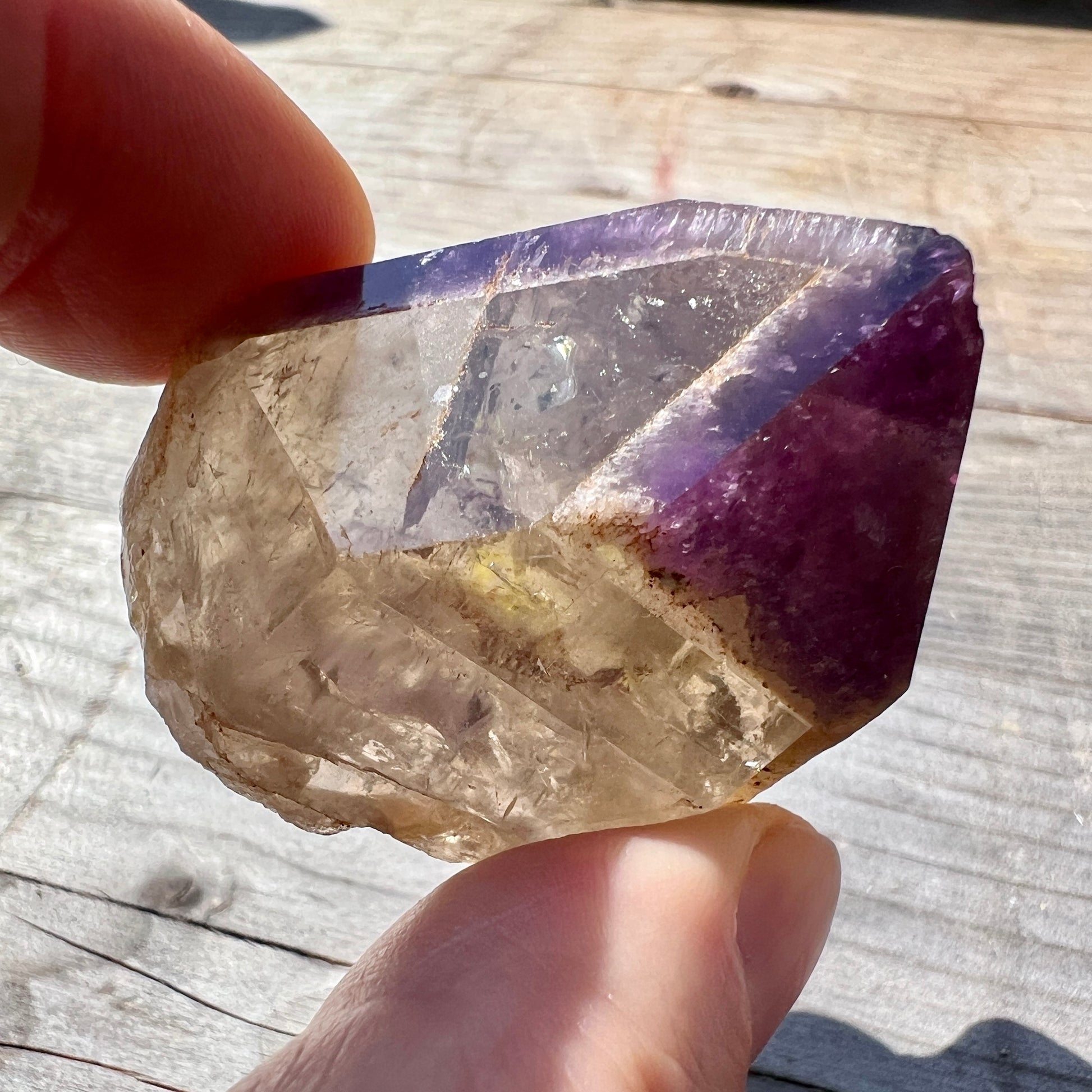 Dream Coat Amethyst-Citrin Rohkristall in der Sonne | Happy Minerals