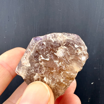 Dream Coat Amethyst auf goldenem Citrin von unten | HappyMinerals