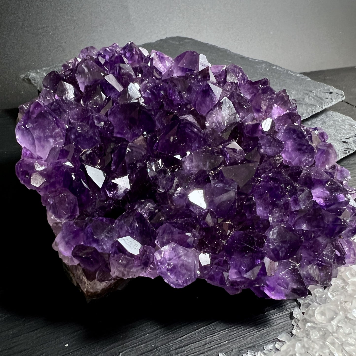 Dunkelvioletter Amethyst-Cluster mit roher Rückseite und kristallinem Glanz | Happy Minerals
