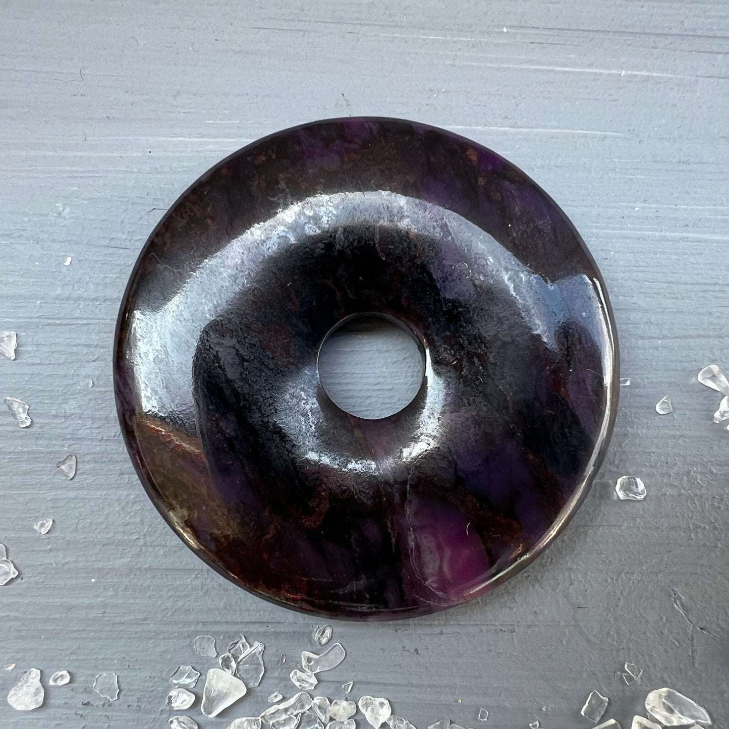 Echter Sugilit-Donut-Anhänger – ca. 50mm, 30g | Südafrika, im Schatten | Happy Minerals