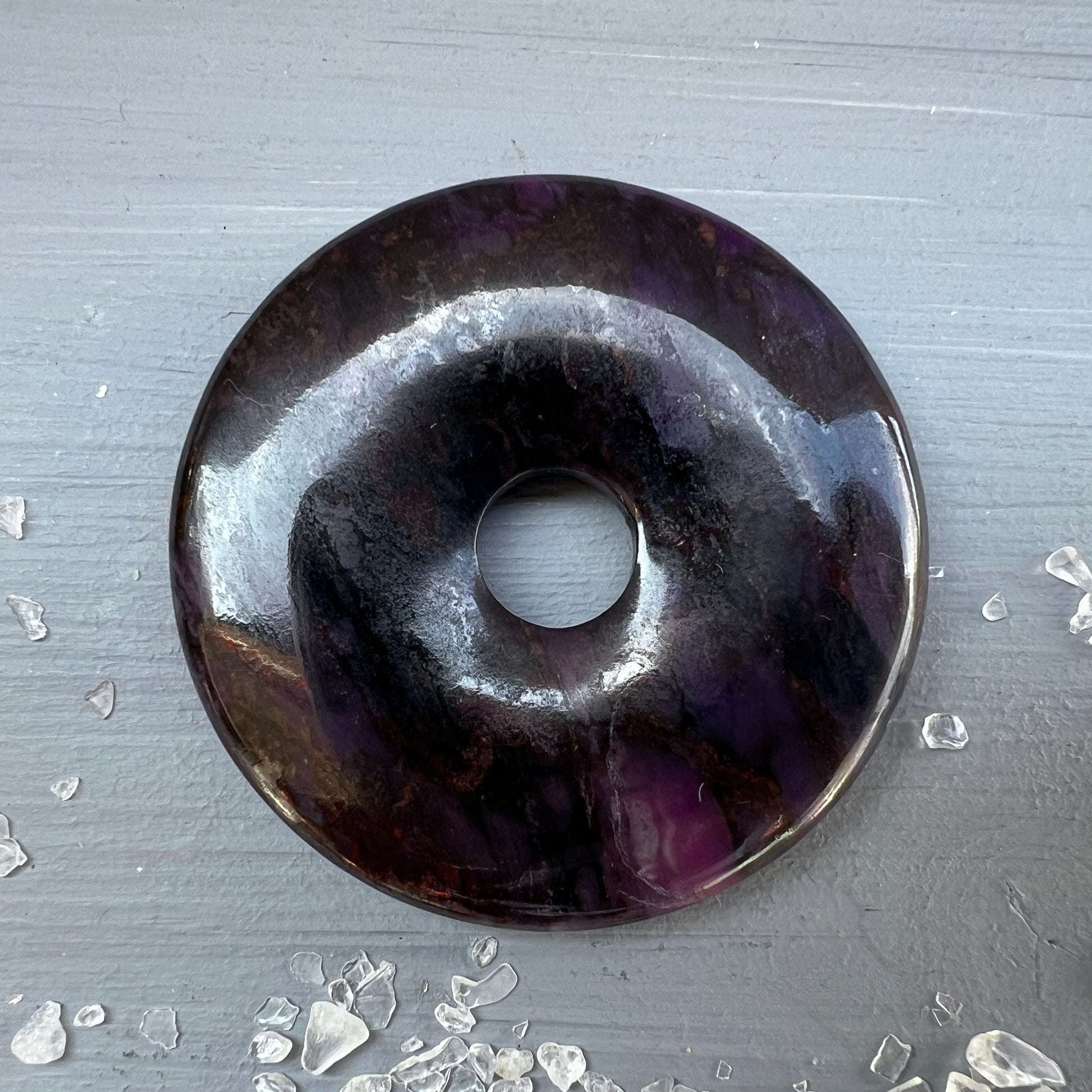 Echter Sugilit-Donut-Anhänger – ca. 50mm, 30g | Südafrika, im Schatten | Happy Minerals