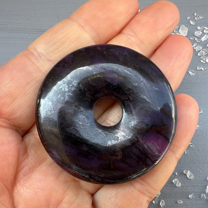 Echter Sugilit-Donut-Anhänger – ca. 50mm, 30g | Südafrika, in der Hand | Happy Minerals