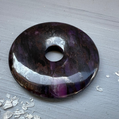 Echter Sugilit-Donut-Anhänger – ca. 50mm, 30g | Südafrika, seitlich | Happy Minerals