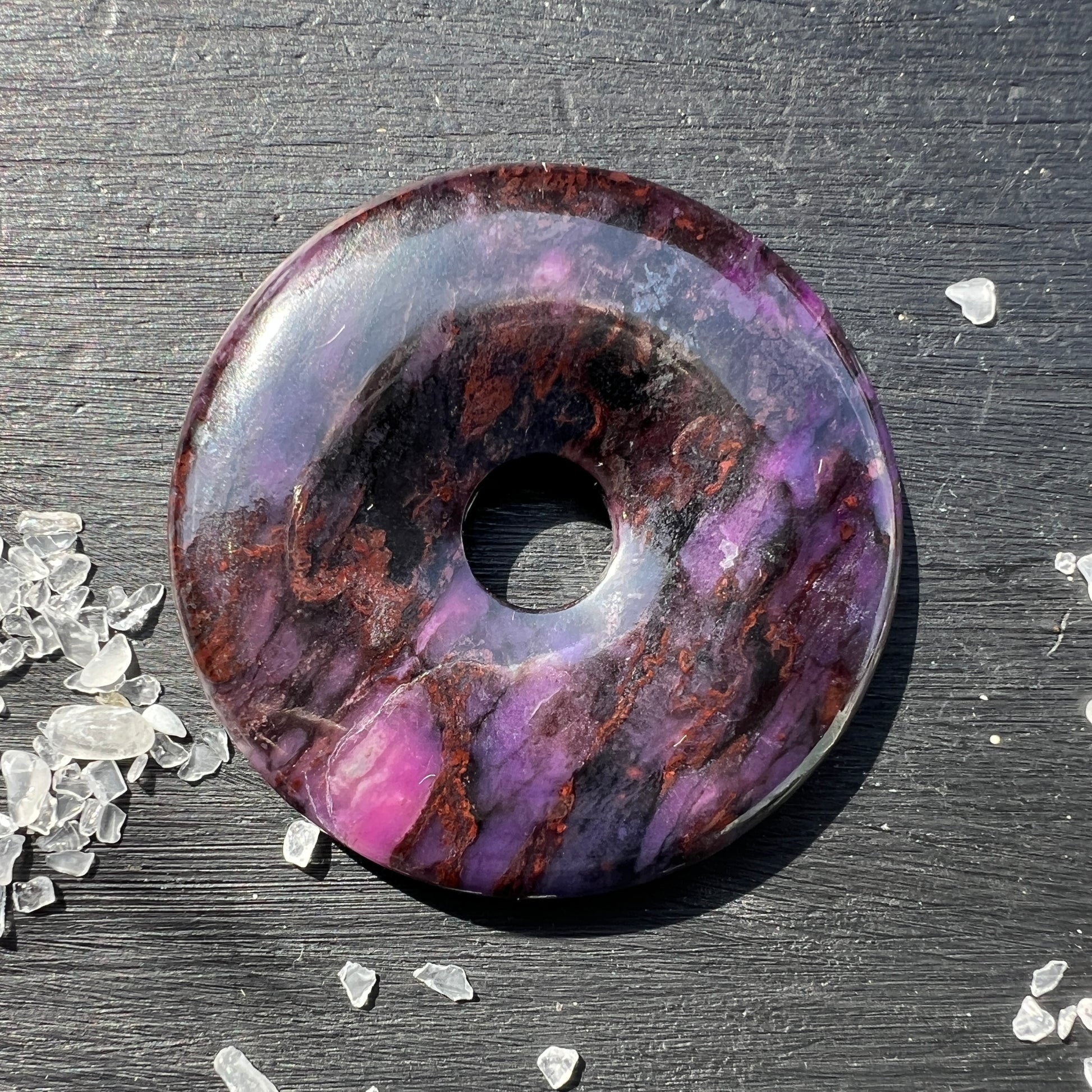 Echter Sugilit-Donut-Anhänger – ca. 50mm, 30g | Wesselsmine, Südafrika | Happy Minerals