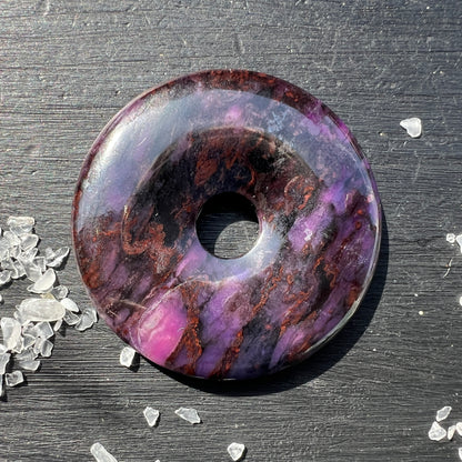 Echter Sugilit-Donut-Anhänger – ca. 50mm, 30g | Wesselsmine, Südafrika | Happy Minerals