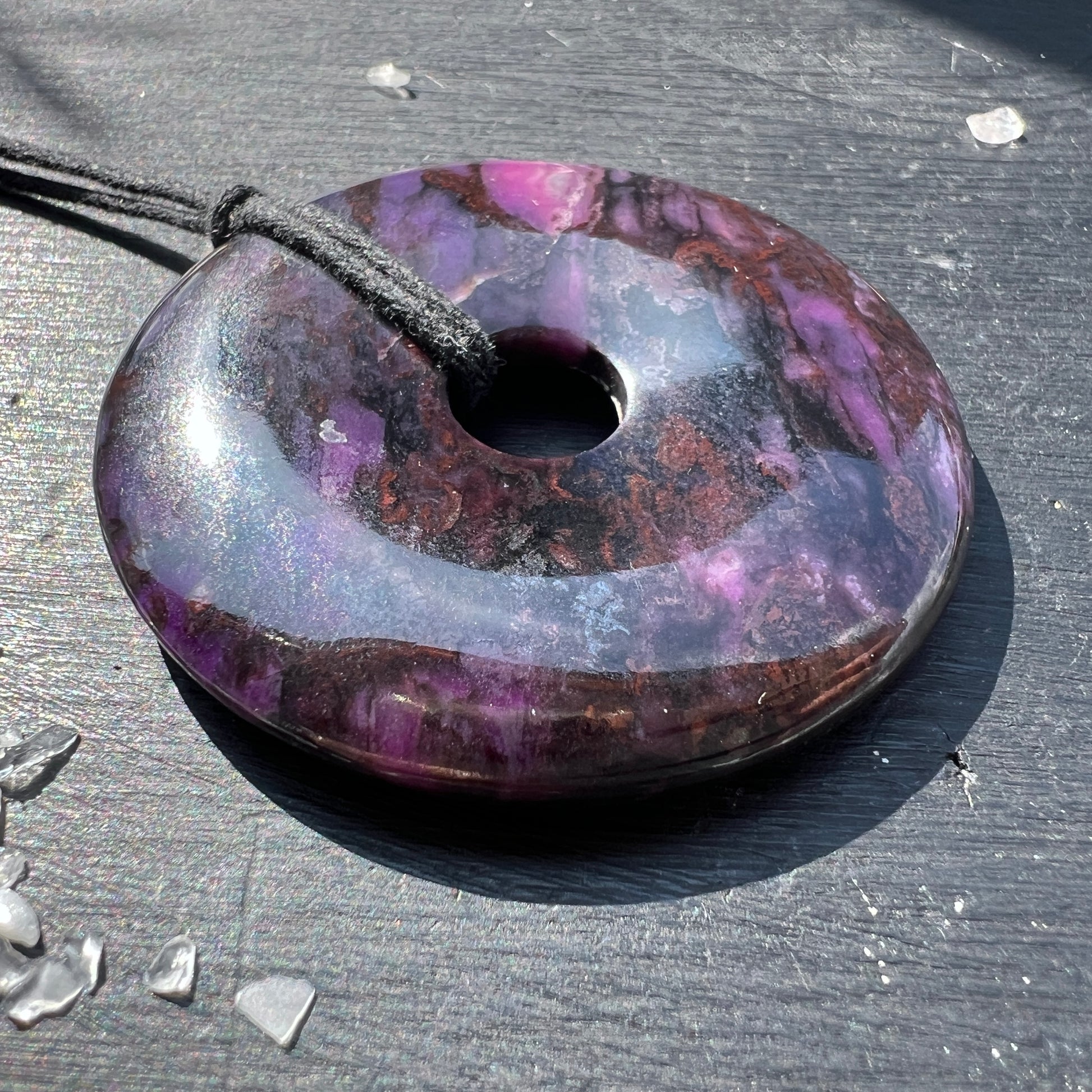 Echter Sugilit-Donut-Anhänger – ca. 50mm, 30g | liegend | Happy Minerals