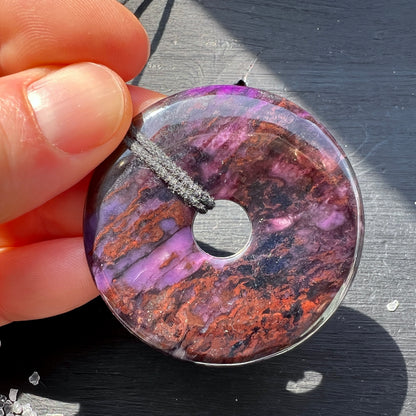 Echter Sugilit-Donut-Anhänger – ca. 50mm, 30g | mit Band | Happy Minerals