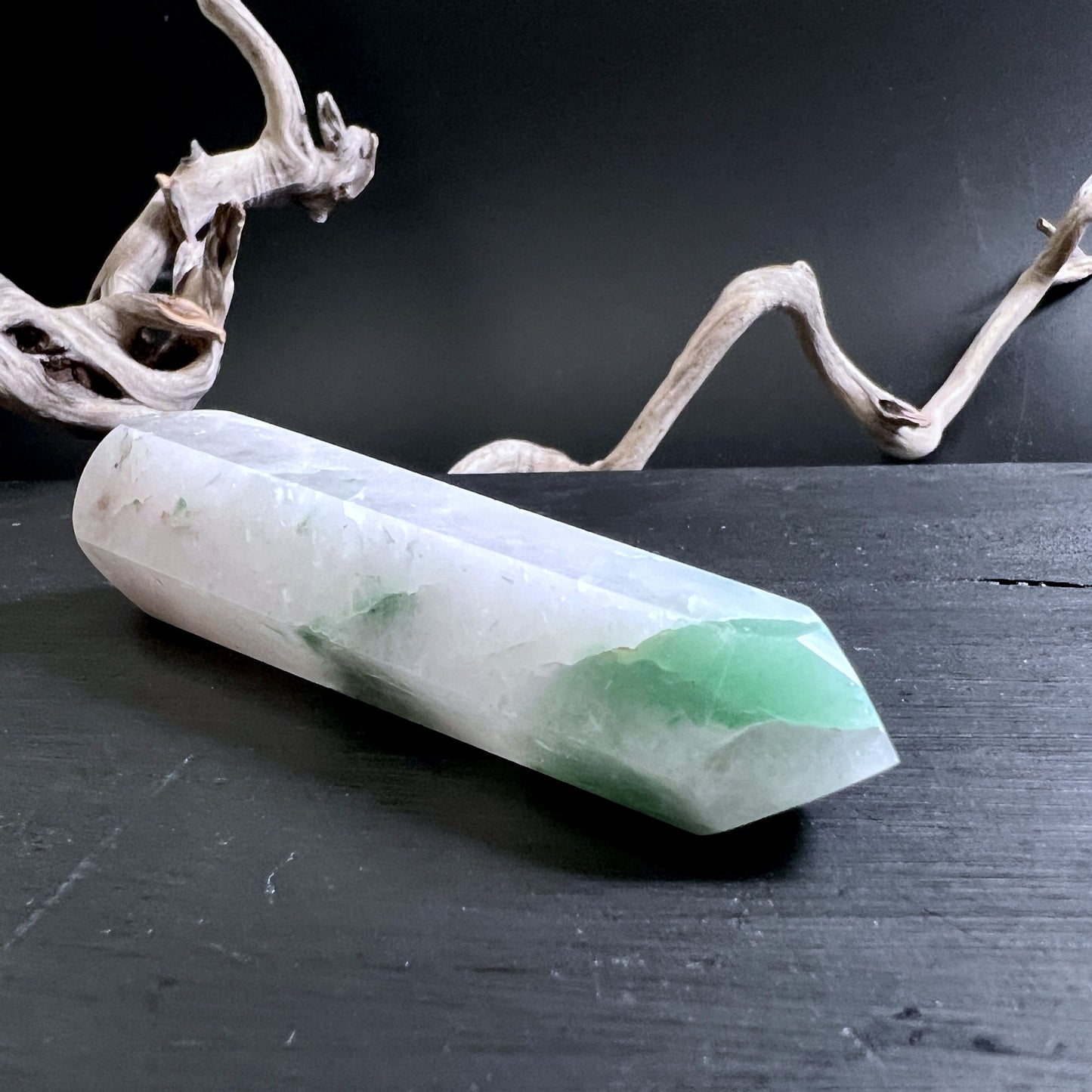 Einzigartiger Massage-Kristall aus Aventurin im Quarz, handverlesen aus Brasilien, perfekt für Herzchakra und Meditation | Happy Minerals