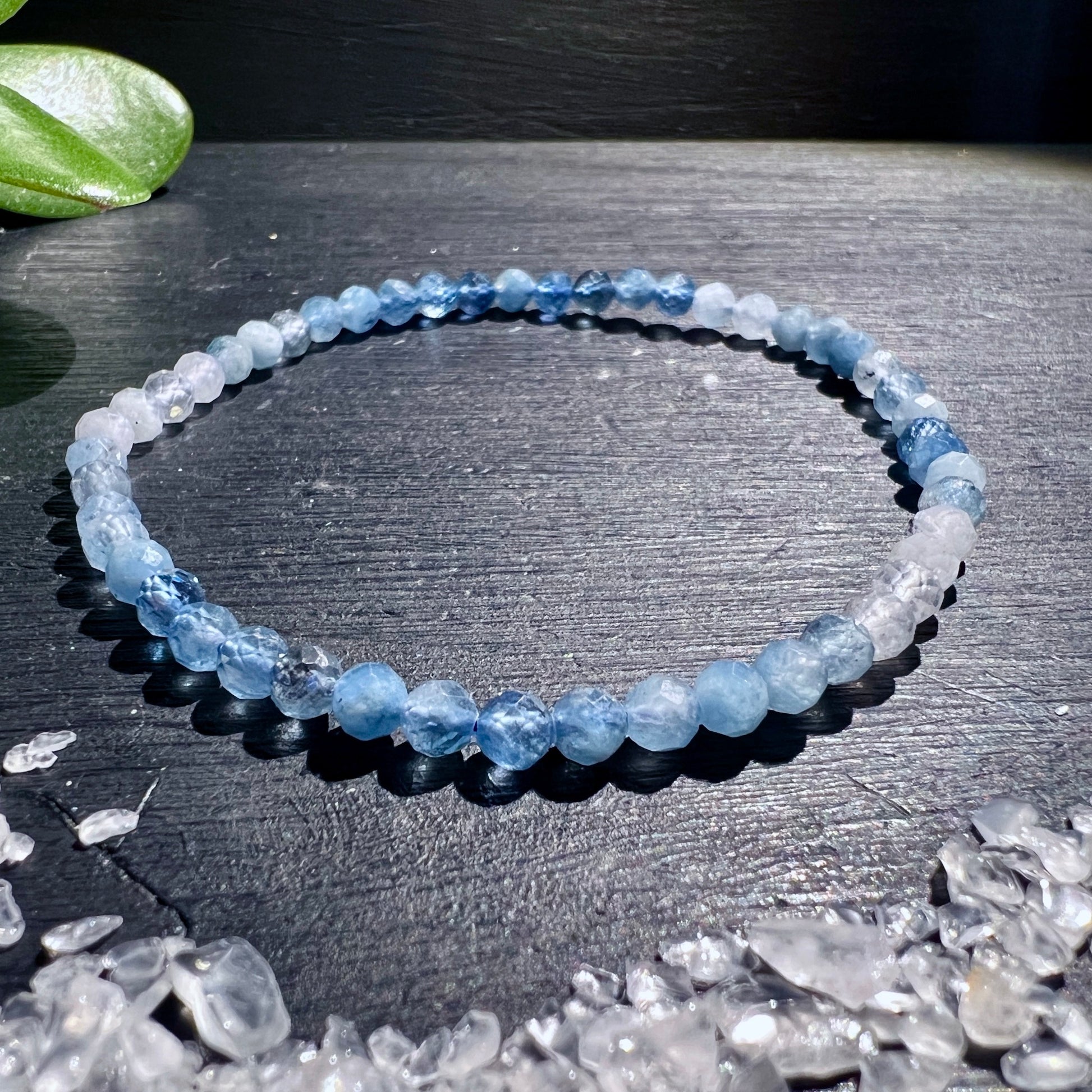 Elegantes Aquamarin Armband, gefertigt aus wunderschönen, facettierten 4mm Aquamarin-Perlen. Mit einer Länge von ca. 19cm | Happy Minerals