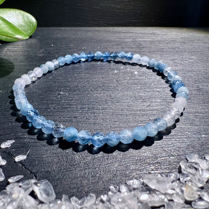 Elegantes Aquamarin Armband, gefertigt aus wunderschönen, facettierten 4mm Aquamarin-Perlen. Mit einer Länge von ca. 19cm | Happy Minerals