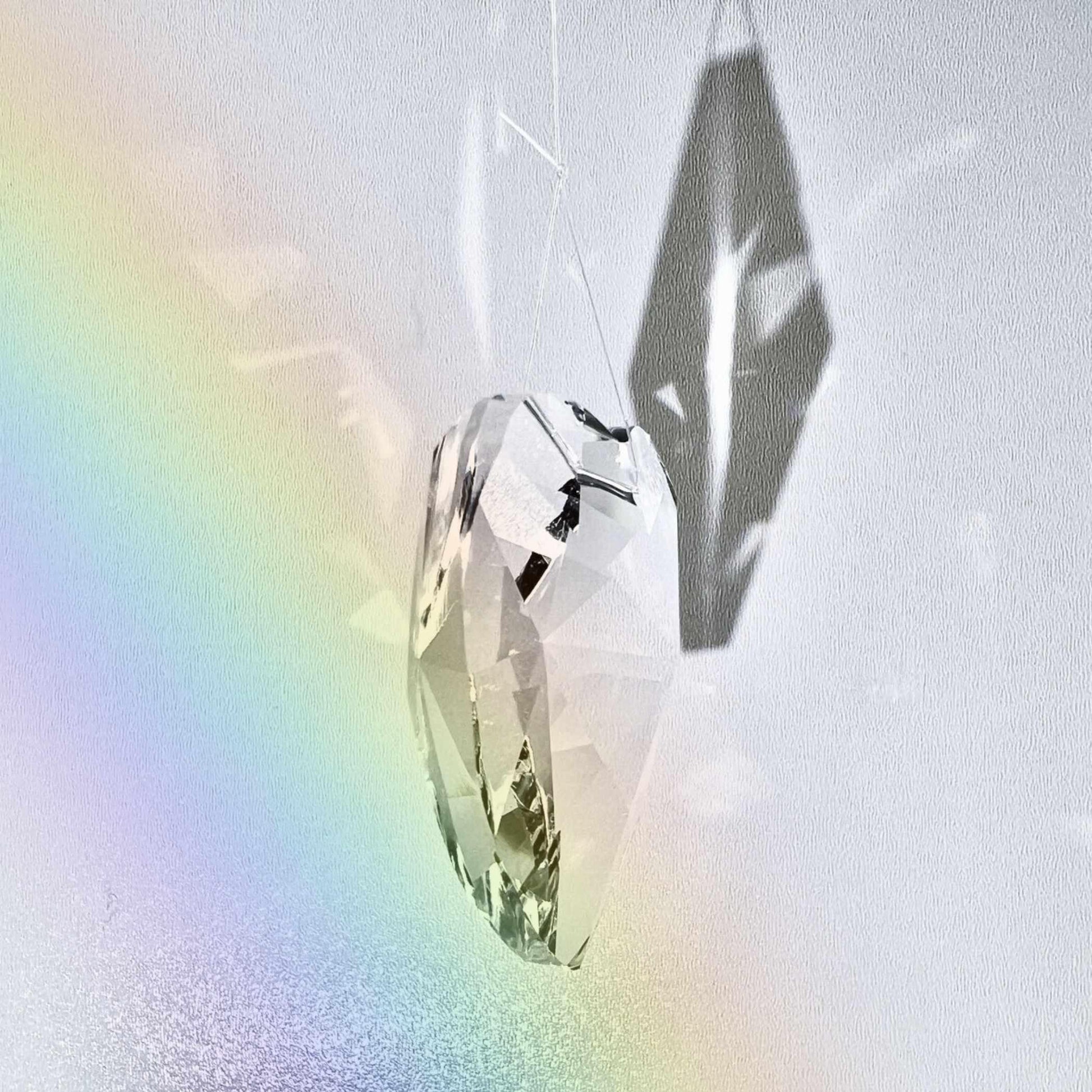 Regenbogenkristall Herz, seitliche Ansicht; perfektes Geschenk fuer Liebe und Freundschaft