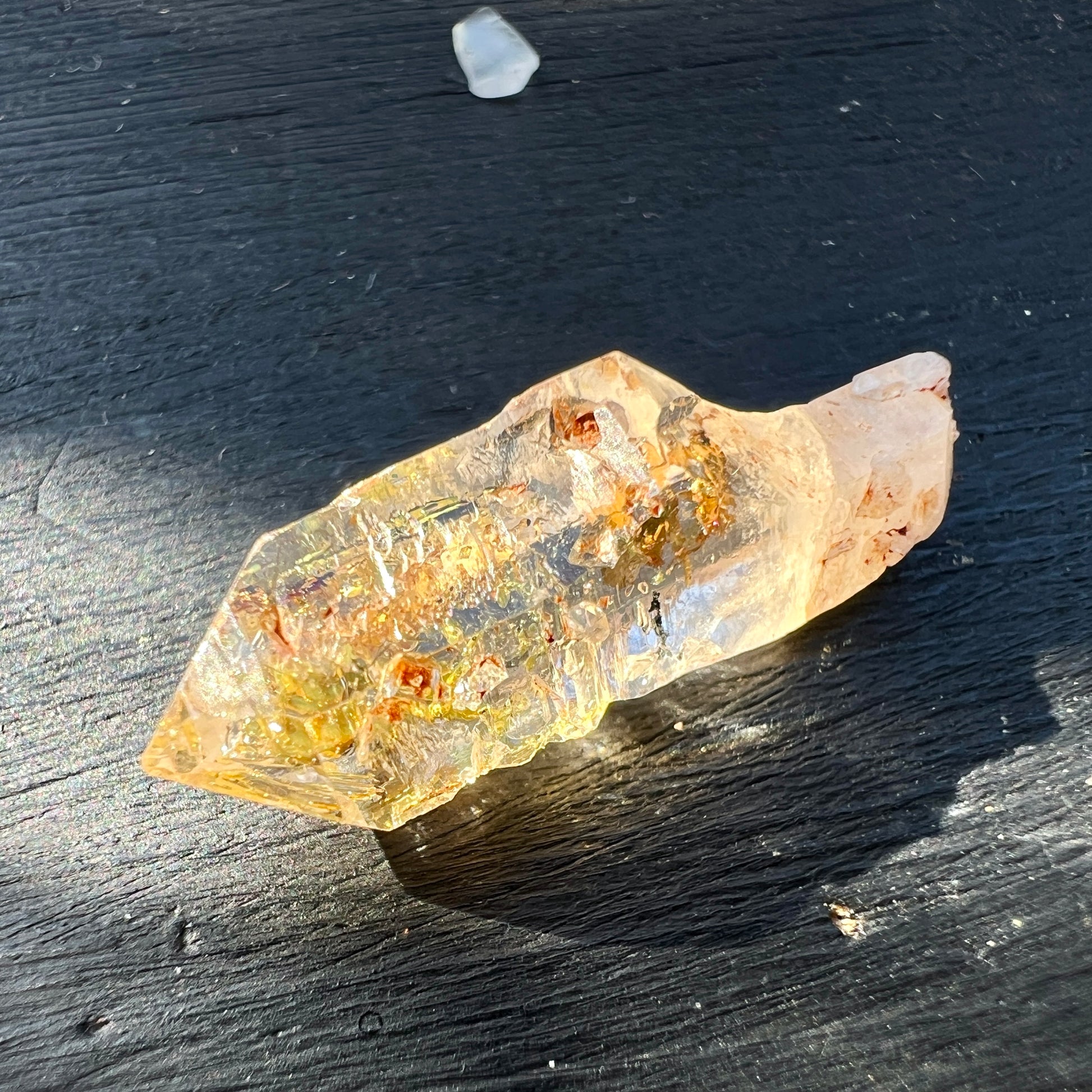 Firefly Quarz - Petroleum Quarz, liegend | Happy Minerals