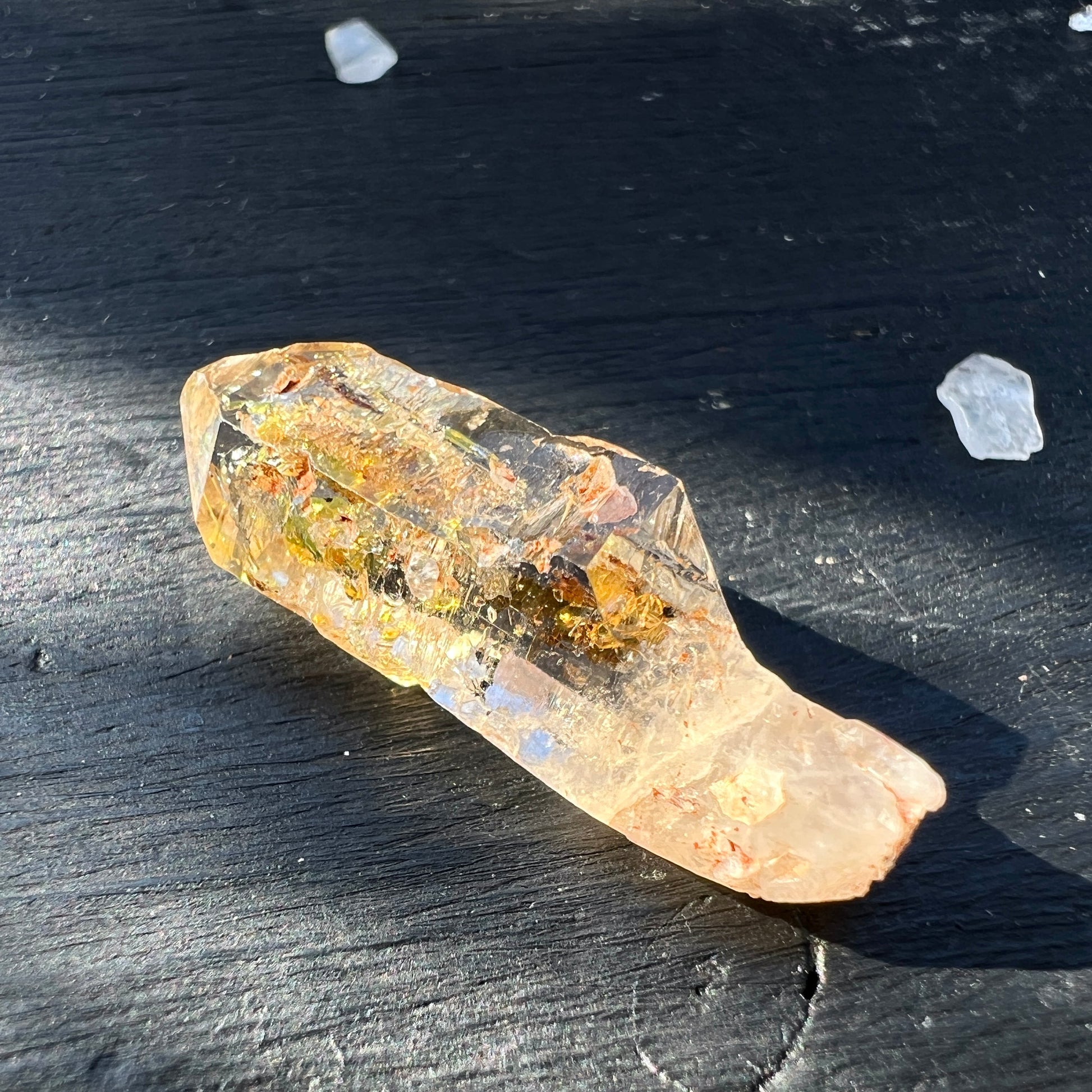Firefly Quarz - Petroleum Quarz, liegend von unten | Happy Minerals