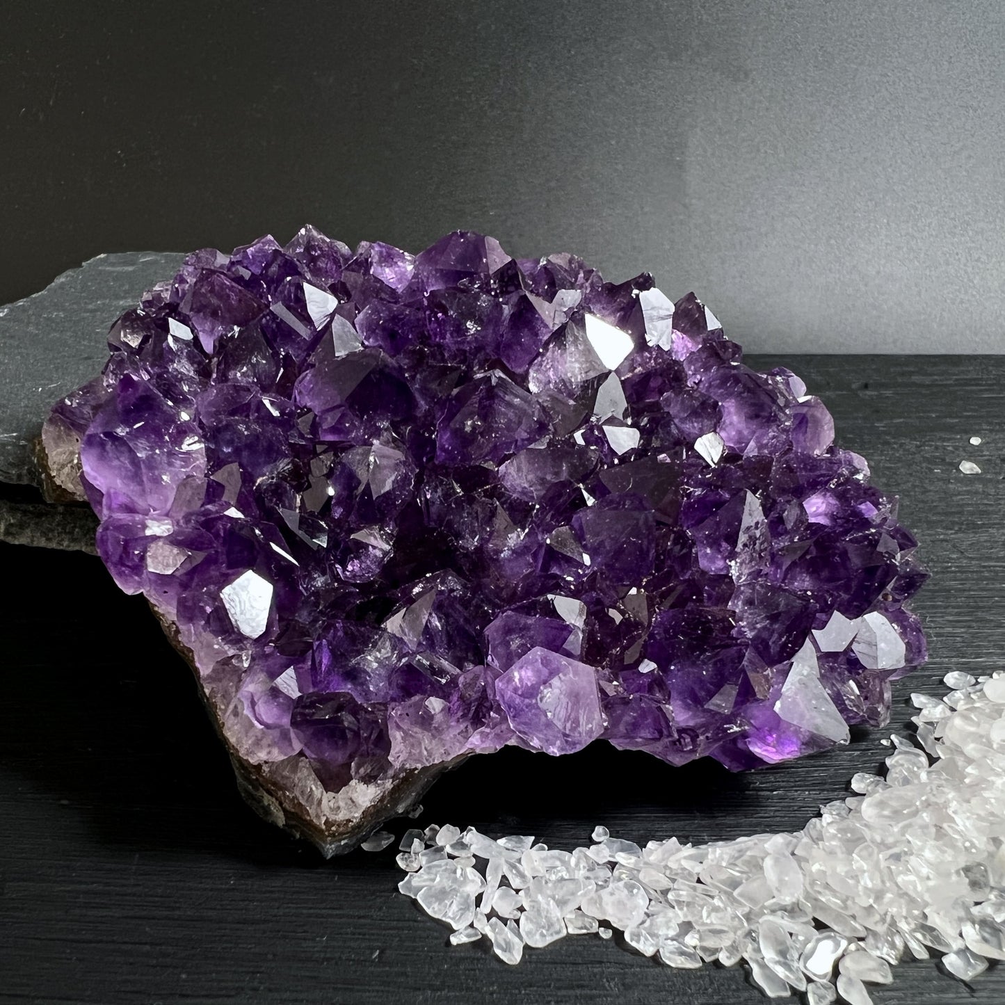 Funkelnde Amethystdruse aus Uruguay, fotografiert in hellem Licht, ca. 200g | Happy Minerals