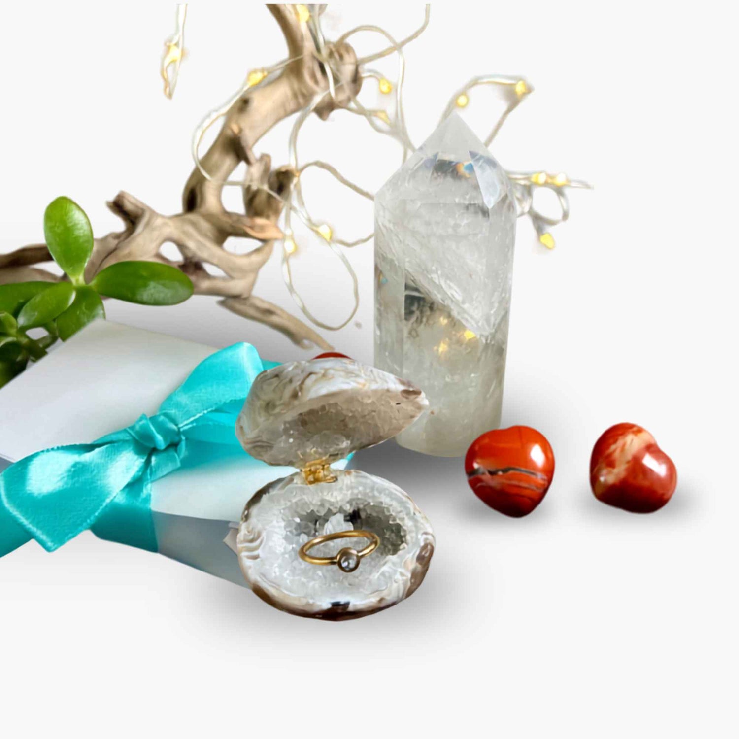 Bild zum Geschenkefinder bei Happy MInerals mit Bergkristall und Achatgeode Box und Ring. Licht im Hintergrund.