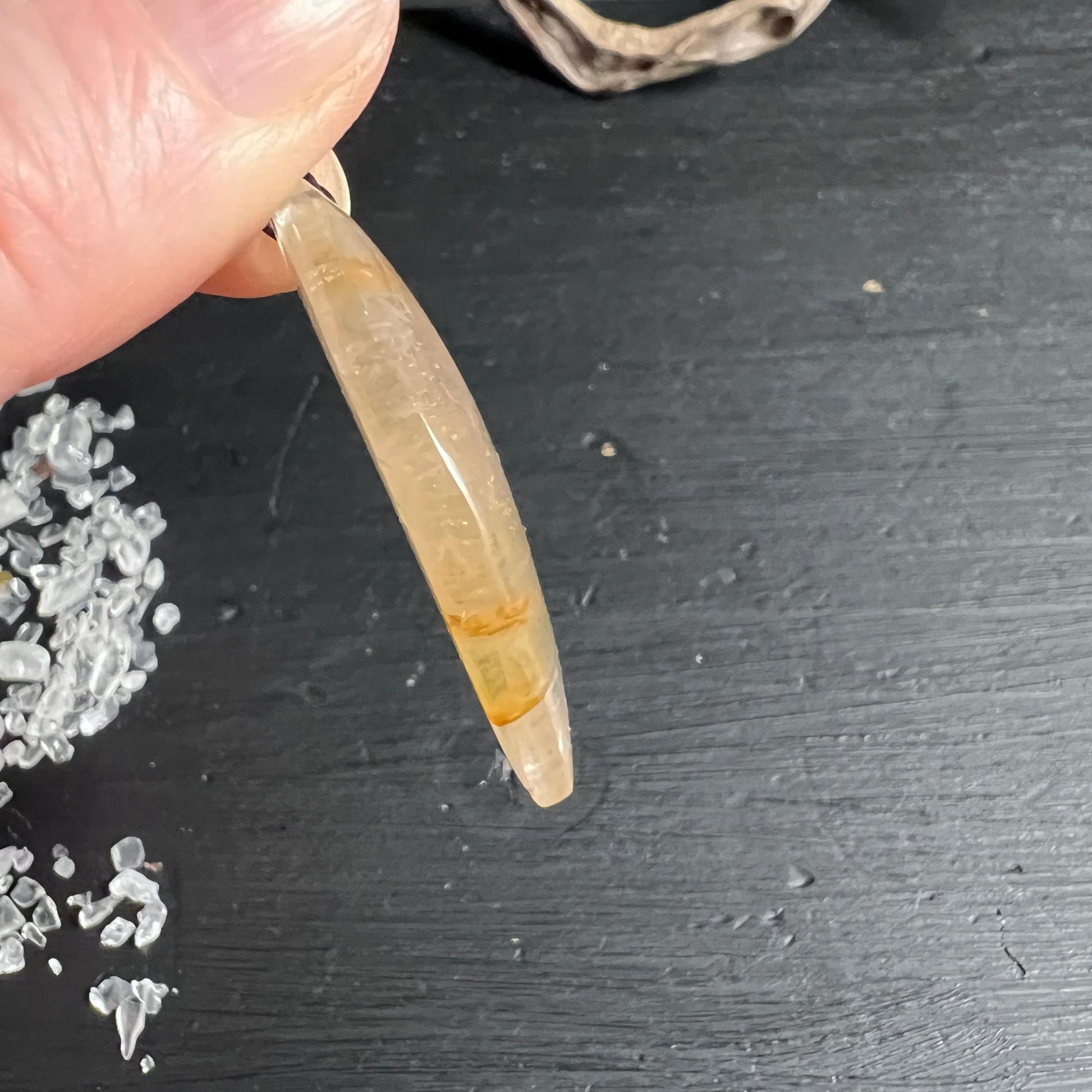 Seitenansicht Golden Healer Quarz Anhänger mit bernsteinfarbenen Einschlüssen | Happy Minerals