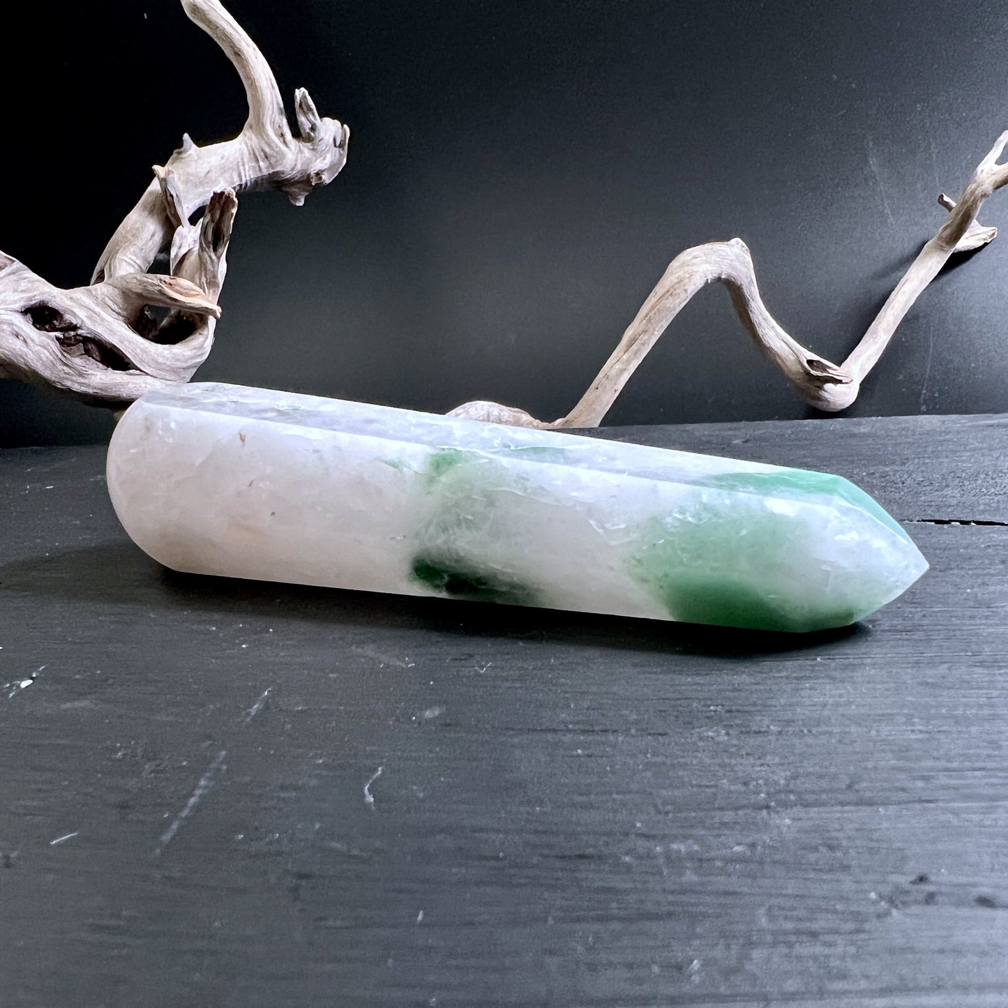 Grün-weißer Kristallstab aus Aventurin und Quarz, poliert mit runder Basis und spitzer Spitze, ideal für Energiearbeit | Happy Minerals