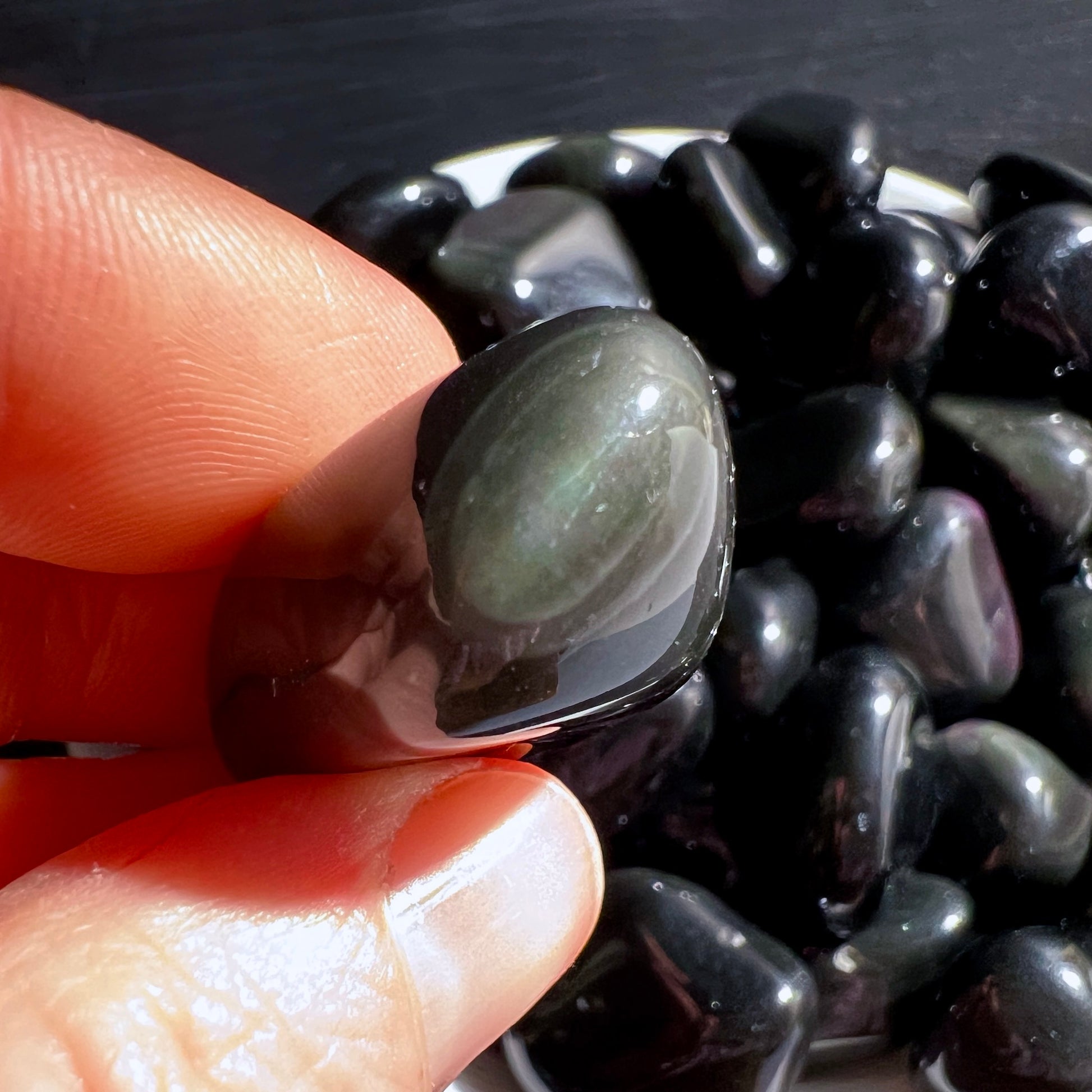 Grüner Regenbogen Obsidian Trommelstein Nahaufnahme | Happy Minerals