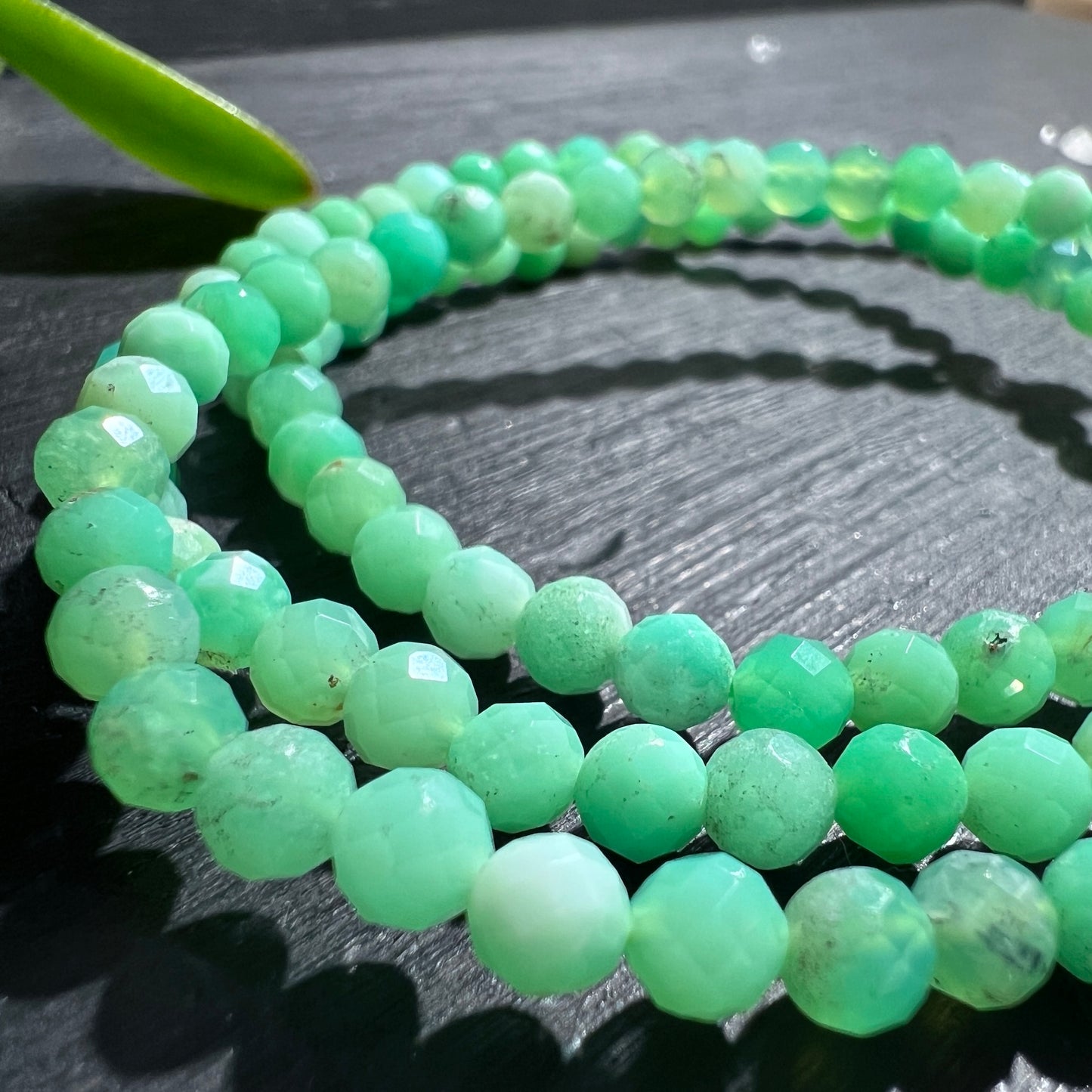 Grünes Chrysopras Armband – mit facettierten 4mm Perlen und einer elastischen Länge von ca. 19cm. | Happy Minerals