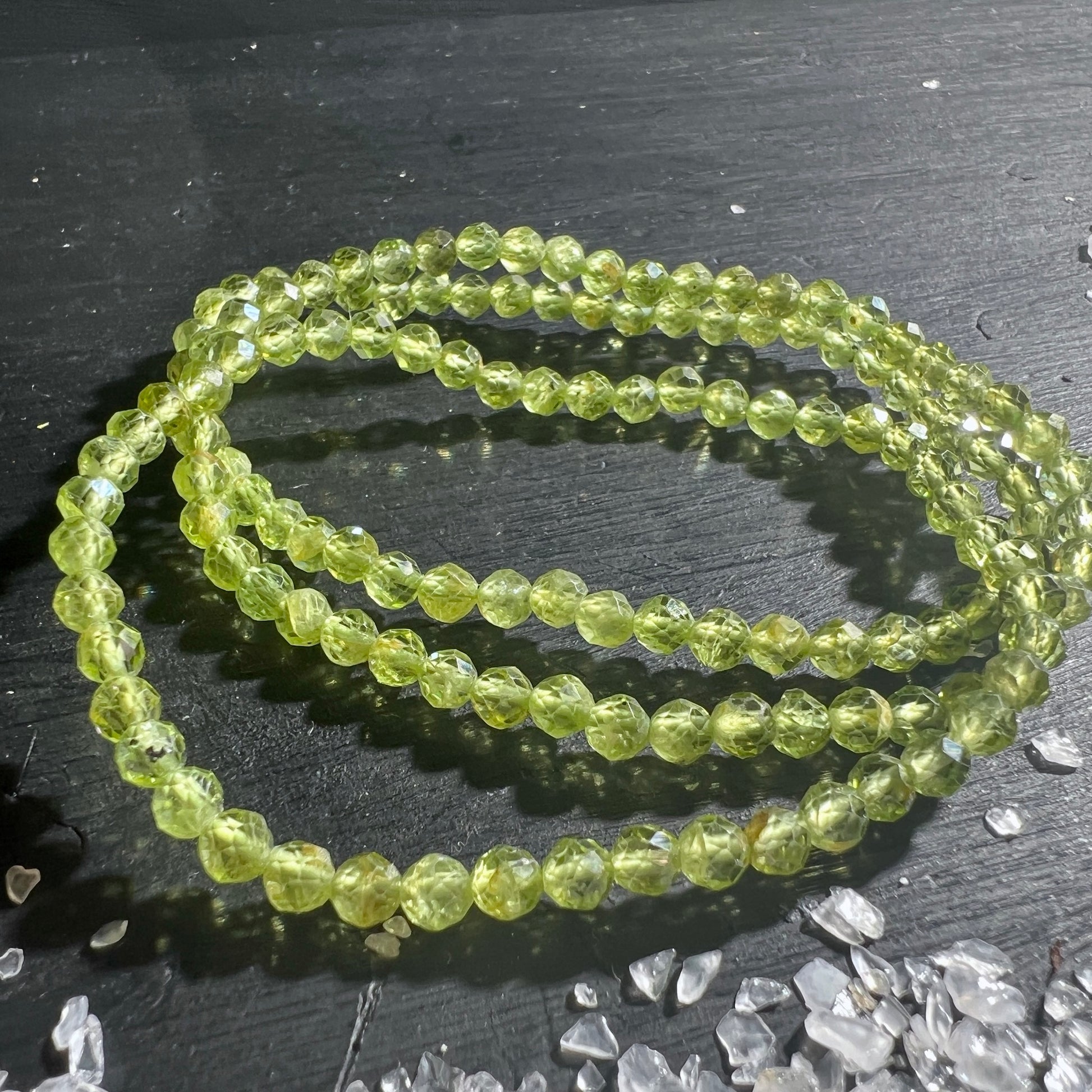 Grünes Peridot Armband – Facettiert, 4mm, ca. 19cm | Happy Minerals