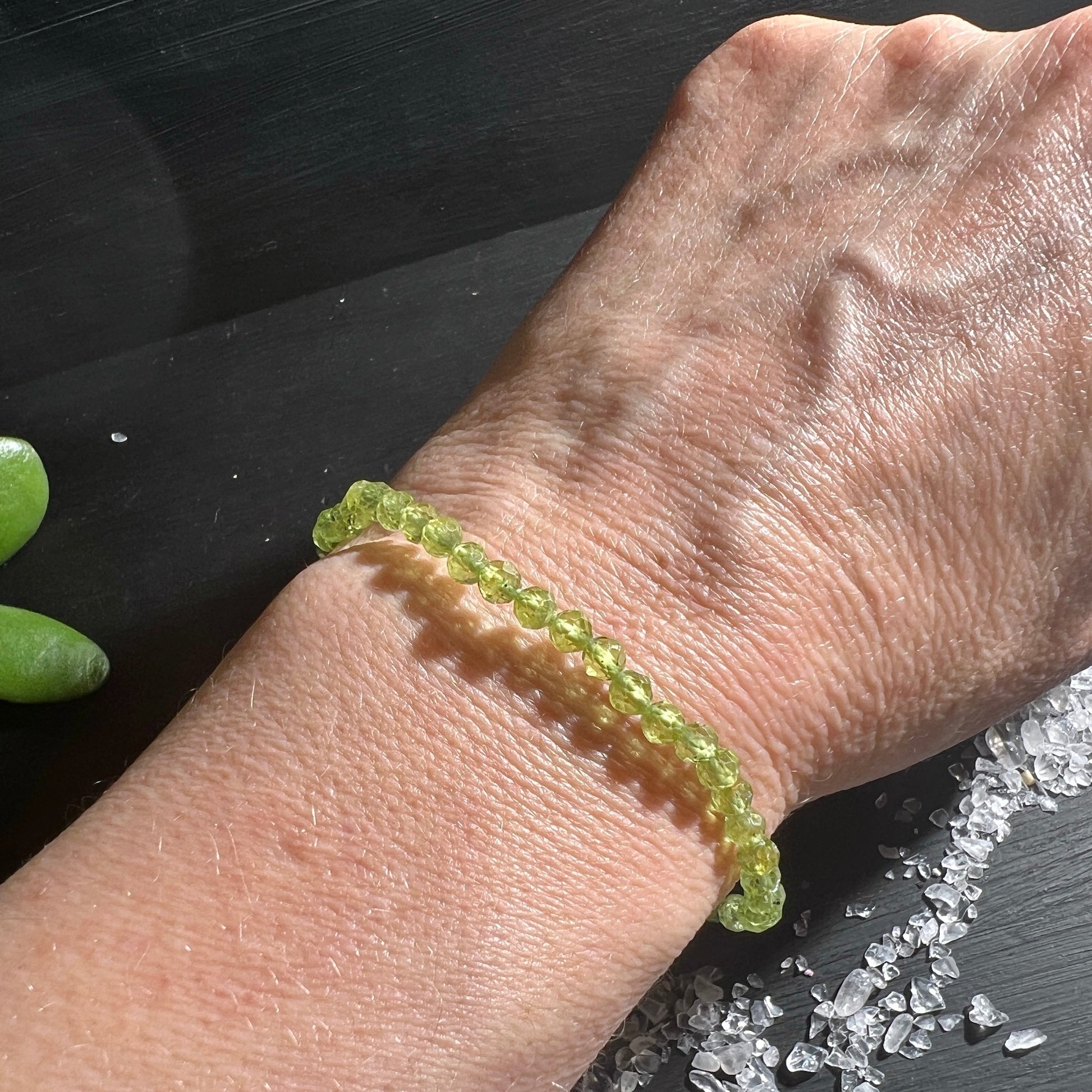 Grünes Peridot Armband – Facettiert, 4mm, ca. 19cm, am Handgelenk | Happy Minerals