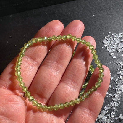 Grünes Peridot Armband – Facettiert, 4mm, ca. 19cm, in der Hand | Happy Minerals