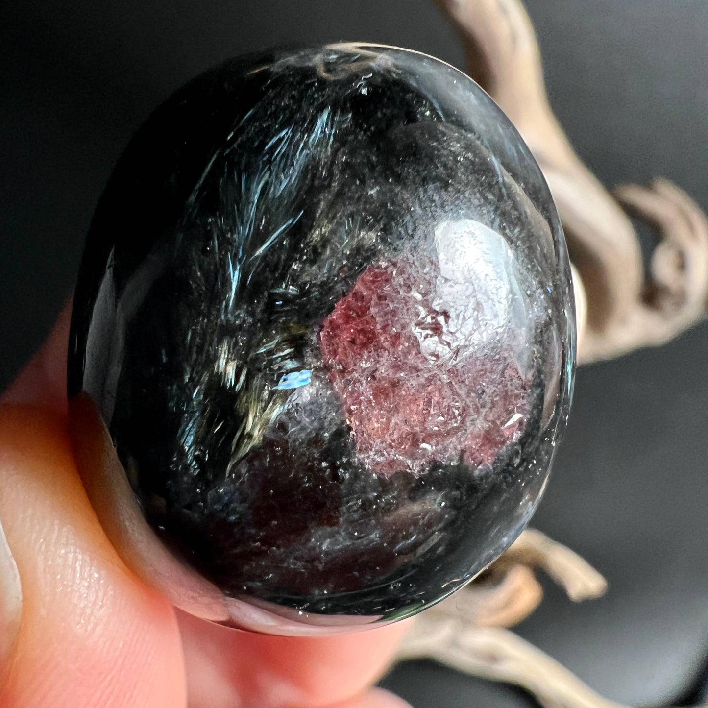 Granat mit blauen Arfvedsonit-Nadeln Nahaufnahme - Happy Minerals