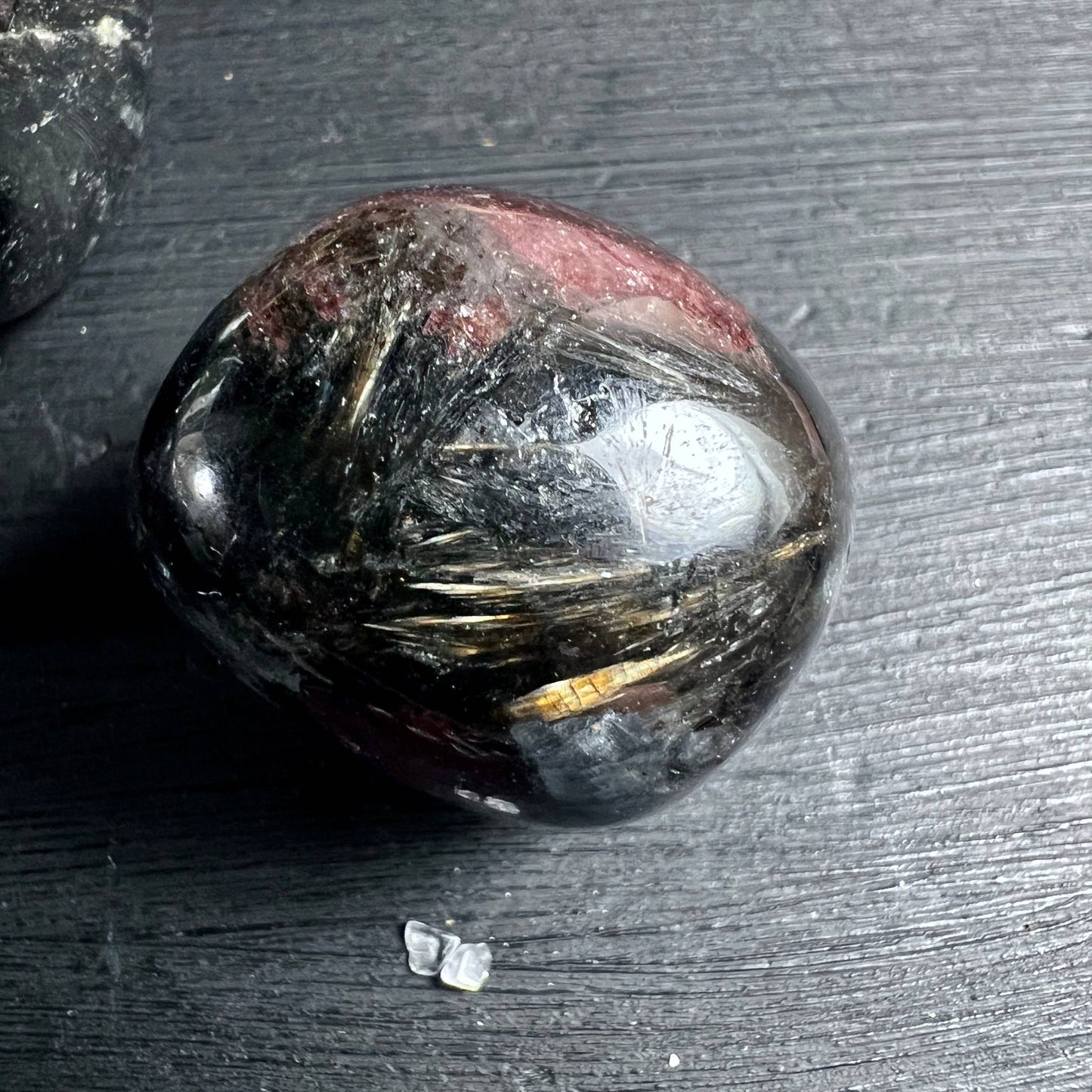 Almandin-Granat mit golden schimmernden Arfvedsonit-Nadeln