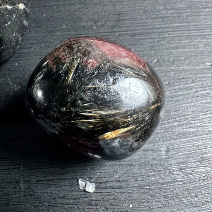 Almandin-Granat mit golden schimmernden Arfvedsonit-Nadeln