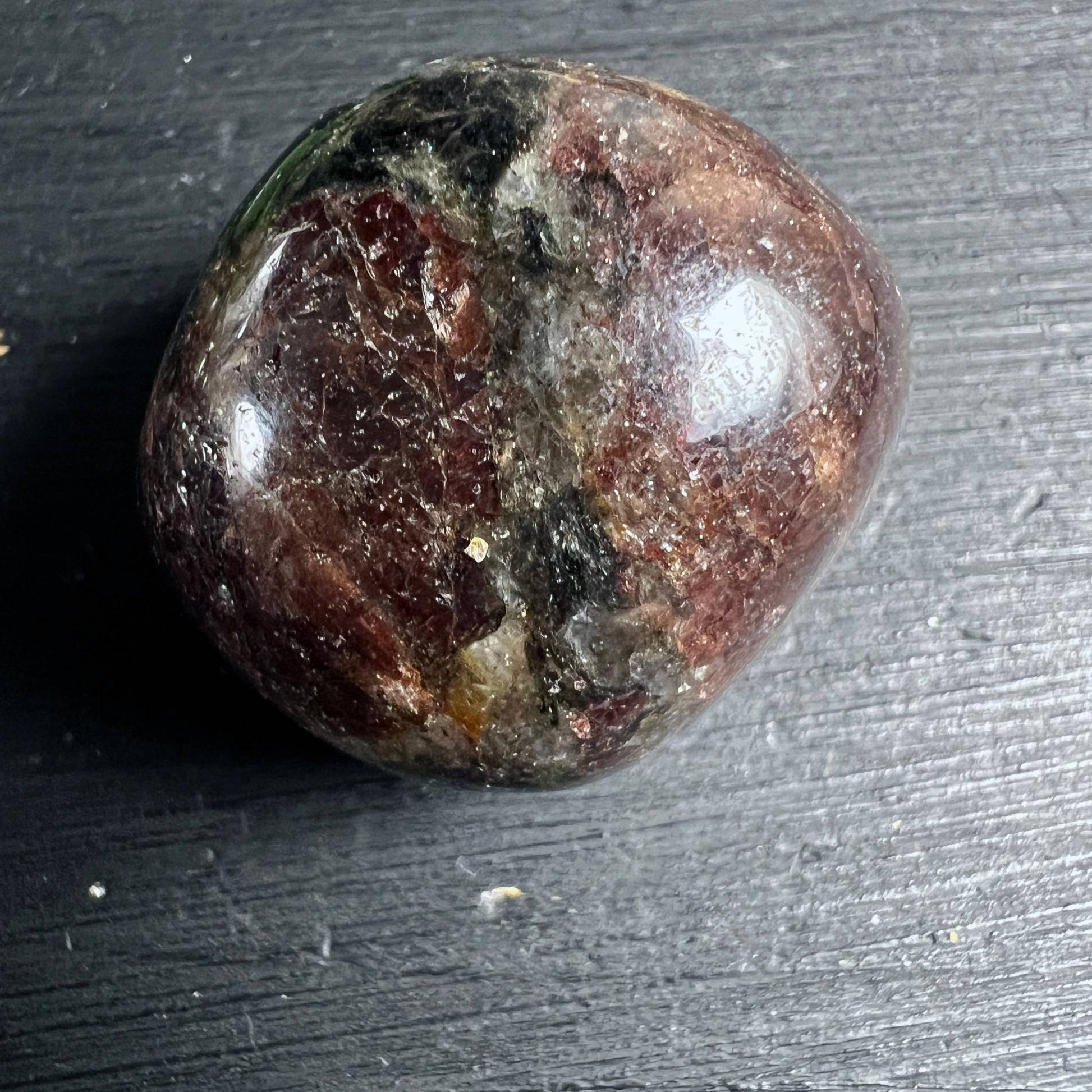 Rotbrauner Granat Trommelstein mit dunklen Einschluessen - Happy Minerals