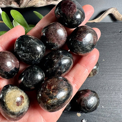 Granat Arfvedsonit Trommelsteine in der Hand - Happy Minerals