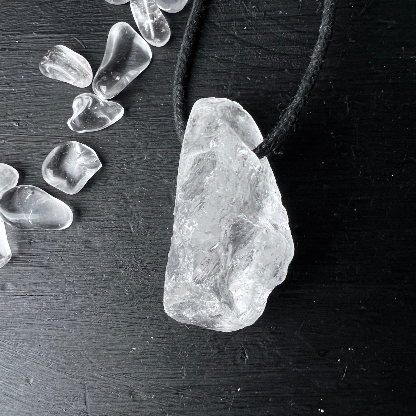  Großer Roher Bergkristall Anhänger – Abgerundet und Gebohrt 🌟✨  Der große, rohe Bergkristall ist gebohrt. | Happy Minerals